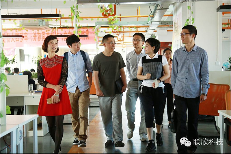 鹿城區(qū)商務(wù)局局長(zhǎng)楊明明攜黨校中青班一行領(lǐng)導(dǎo)來聯(lián)欣科技調(diào)研網(wǎng)絡(luò)經(jīng)濟(jì)工作