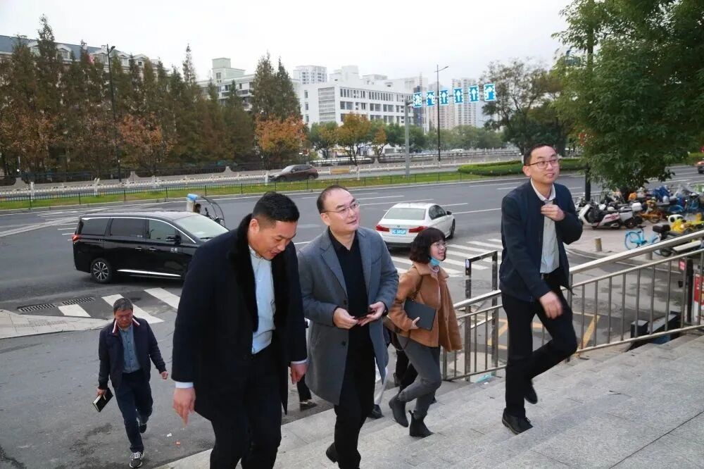 熱烈歡迎溫州市鹿城區(qū)區(qū)領(lǐng)導(dǎo)一行蒞臨我司考察調(diào)研