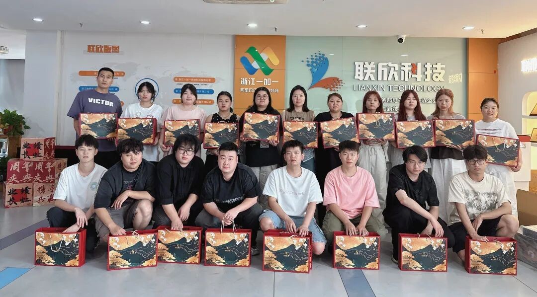 山河錦繡賀華誕，月色皎潔慶團圓，愿家國同慶，好事成雙，恭祝大家雙節(jié)安康，喜樂常伴！